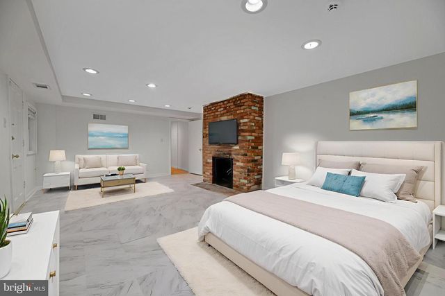 916 EAST CAPITOL ST NE, Washington, DC 20003