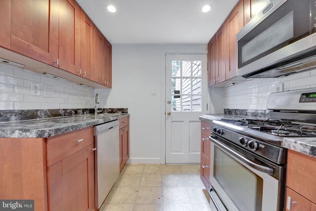 916 EAST CAPITOL ST NE, Washington, DC 20003
