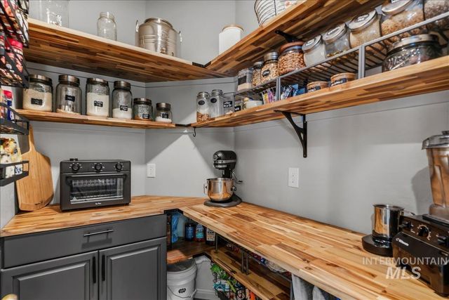456 W Bear Track Dr, Meridian, ID 83642