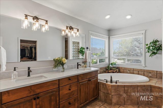 456 W Bear Track Dr, Meridian, ID 83642