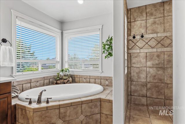 456 W Bear Track Dr, Meridian, ID 83642
