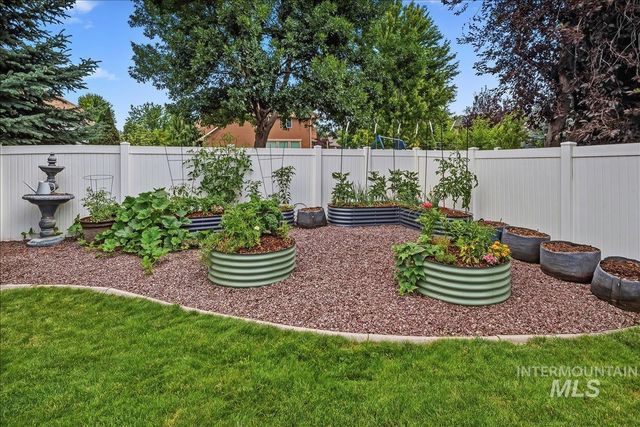 456 W Bear Track Dr, Meridian, ID 83642
