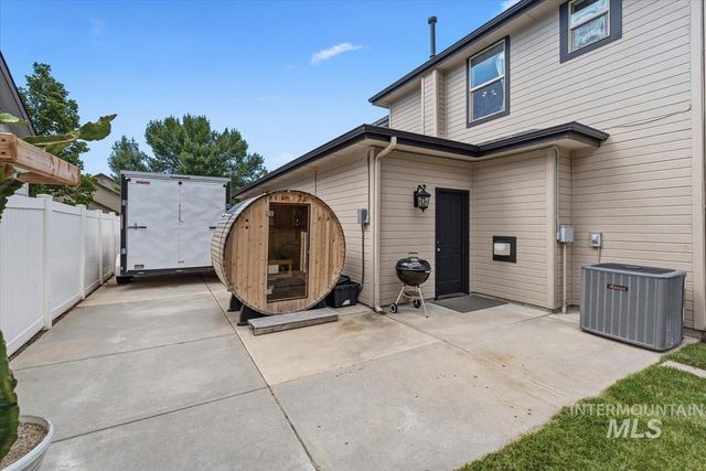 456 W Bear Track Dr, Meridian, ID 83642