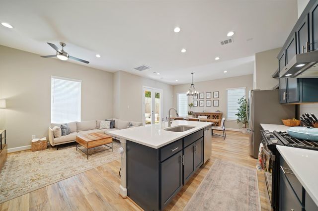 911 W 35th Street C, Houston, TX 77018