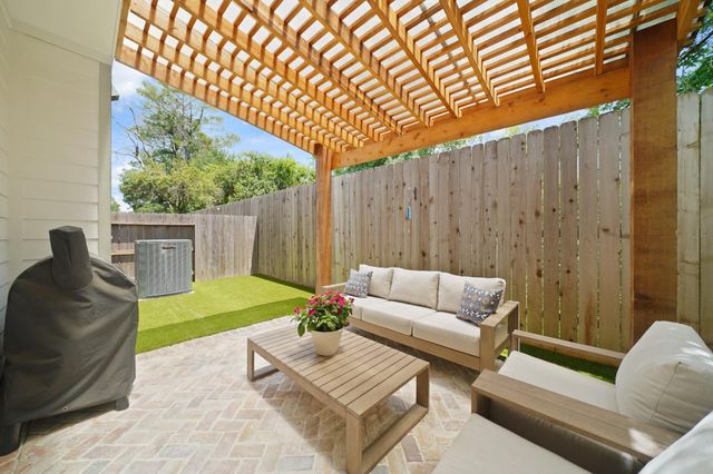 911 W 35th Street C, Houston, TX 77018