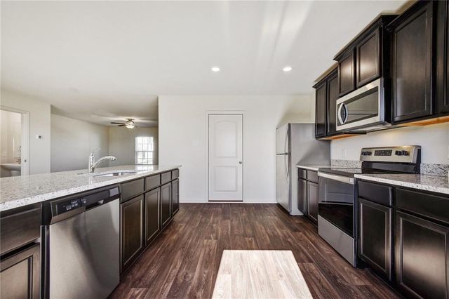 525 Riverdale CV, Jarrell, TX 76537