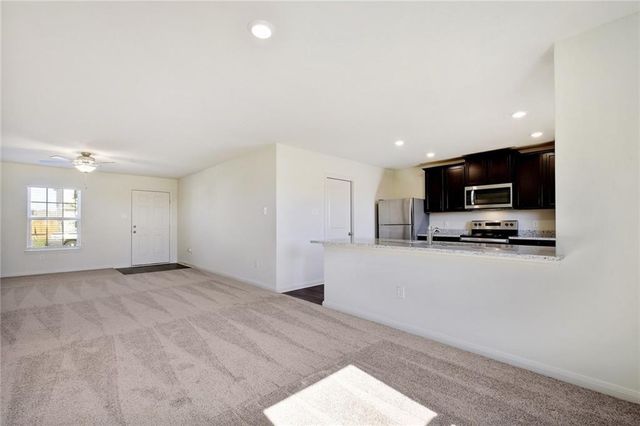 525 Riverdale CV, Jarrell, TX 76537