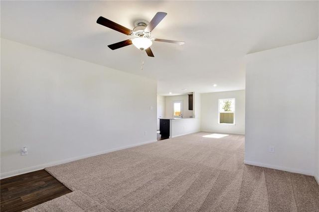 525 Riverdale CV, Jarrell, TX 76537