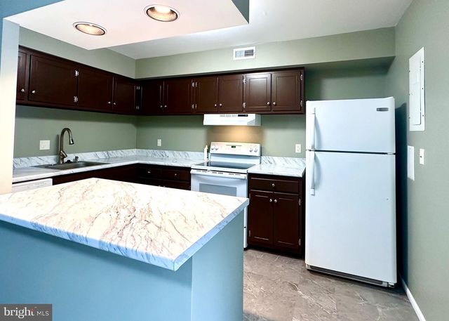 53 EISENHOWER CIR, Whitehall, PA 18052