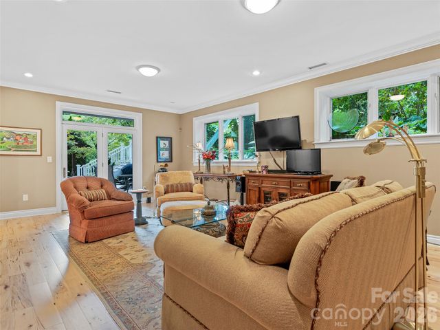 212 S Plains Drive, Asheville, NC 28803