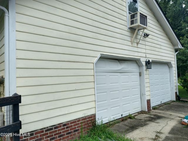 300 Rock Creek Drive, Jacksonville, NC 28540