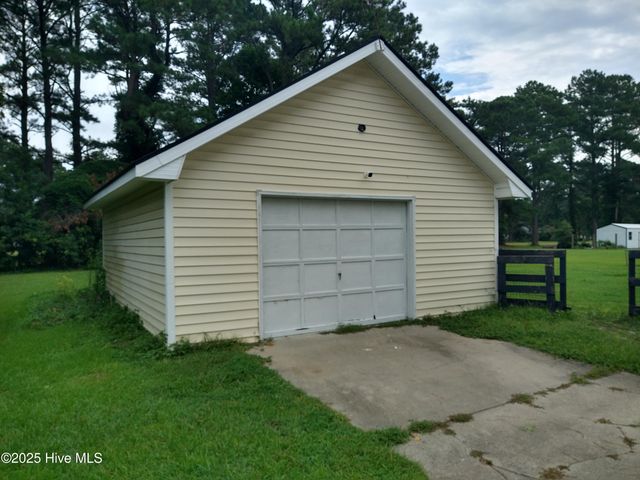 300 Rock Creek Drive, Jacksonville, NC 28540