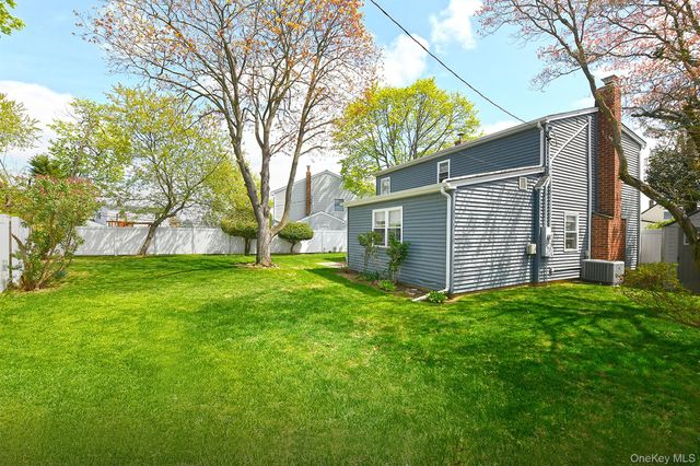 9 Bluejay Lane, Levittown, NY 11756