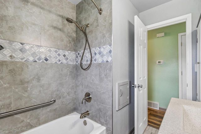 8221 W Carmen AVENUE, Milwaukee, WI 53218