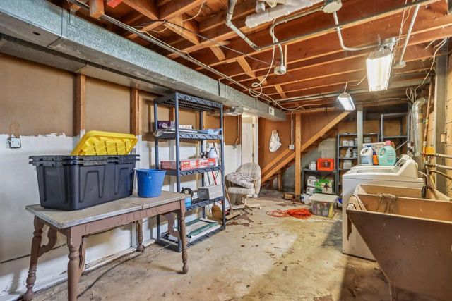 8221 W Carmen AVENUE, Milwaukee, WI 53218