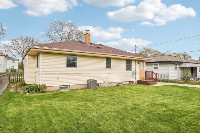 8221 W Carmen AVENUE, Milwaukee, WI 53218