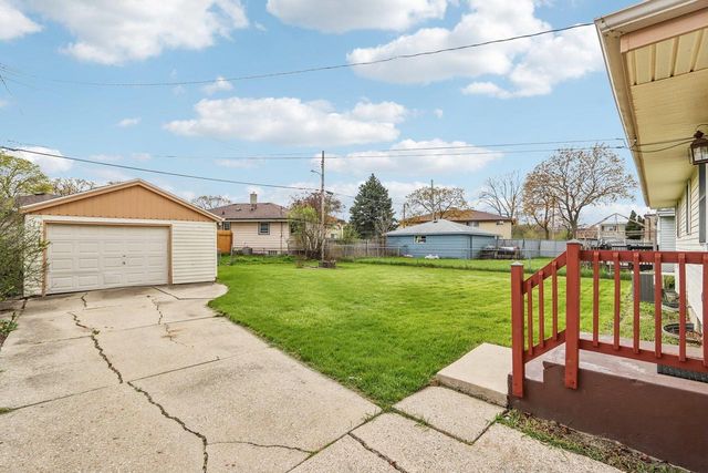8221 W Carmen AVENUE, Milwaukee, WI 53218