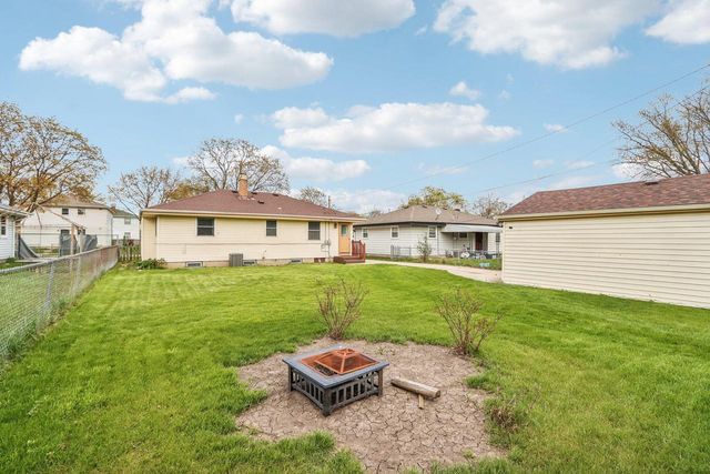 8221 W Carmen AVENUE, Milwaukee, WI 53218