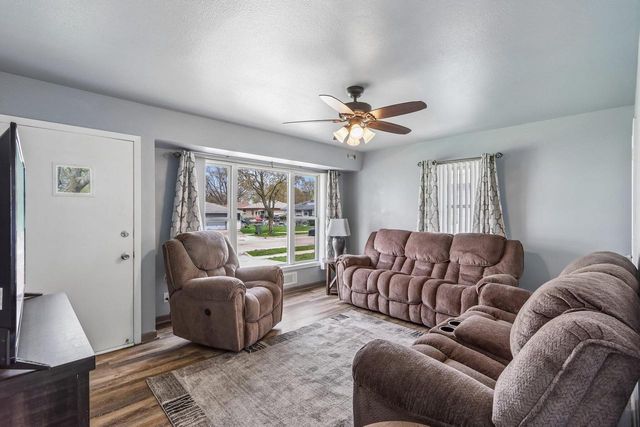 8221 W Carmen AVENUE, Milwaukee, WI 53218