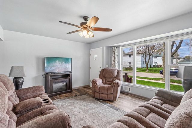 8221 W Carmen AVENUE, Milwaukee, WI 53218