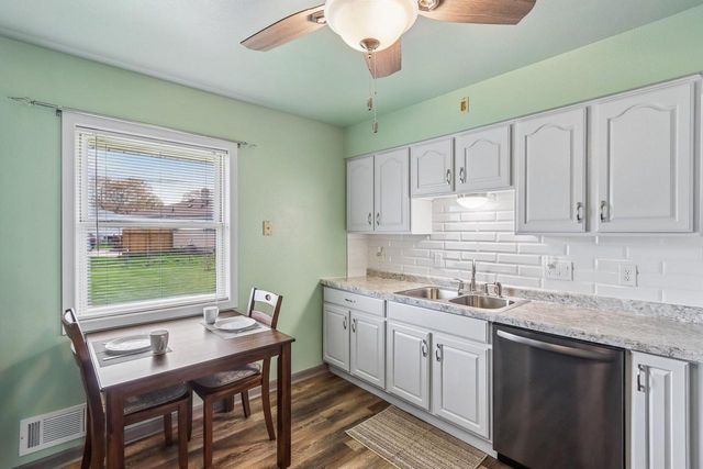 8221 W Carmen AVENUE, Milwaukee, WI 53218