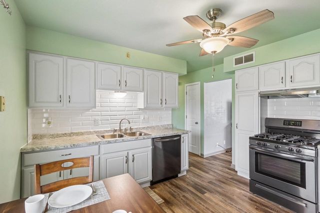 8221 W Carmen AVENUE, Milwaukee, WI 53218