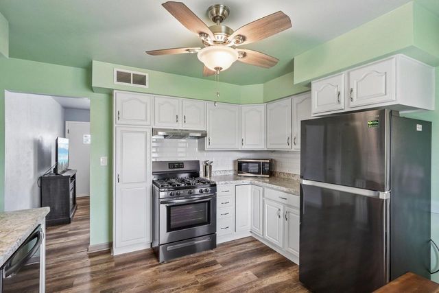 8221 W Carmen AVENUE, Milwaukee, WI 53218