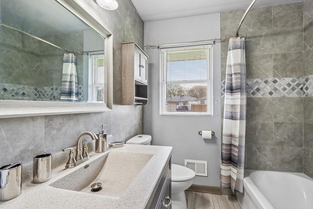 8221 W Carmen AVENUE, Milwaukee, WI 53218