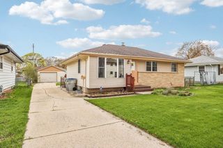 8221 W Carmen AVENUE, Milwaukee, WI 53218
