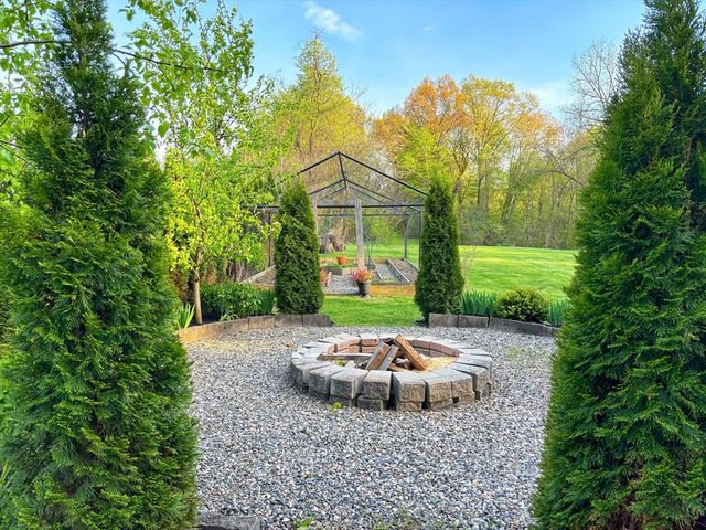 129 Elm St, Agawam, MA 01001