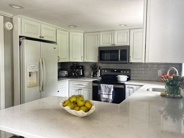 129 Elm St, Agawam, MA 01001