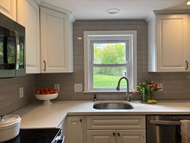 129 Elm St, Agawam, MA 01001