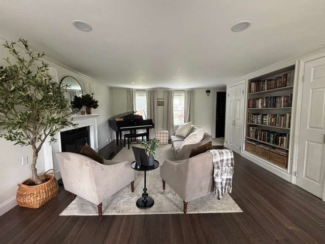 129 Elm St, Agawam, MA 01001