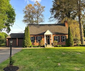 129 Elm St, Agawam, MA 01001