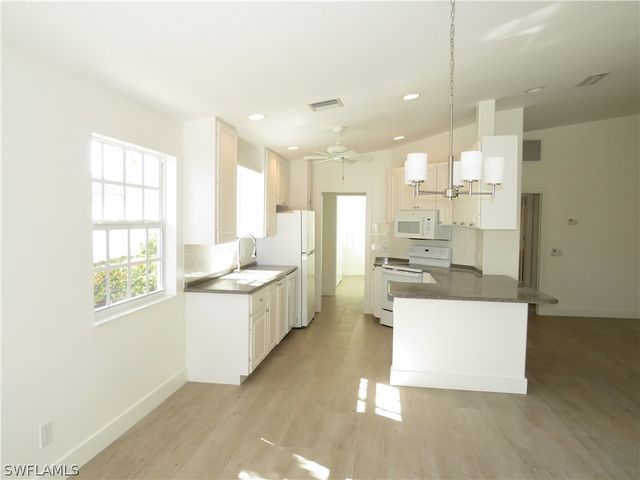 3387 Cayman LN, Naples, FL 34119