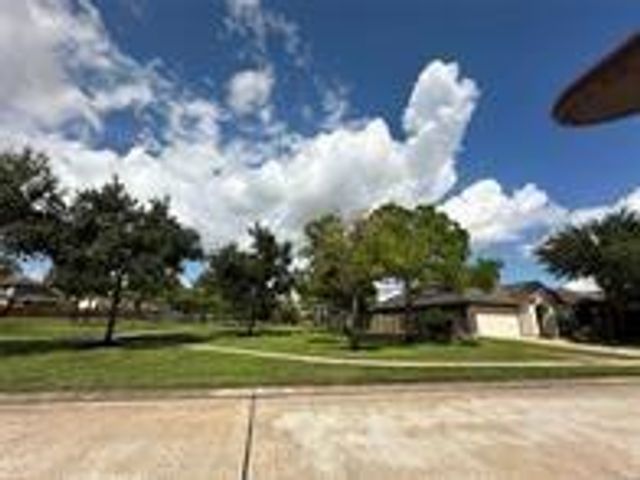 13115 Southern Valley Drive, Pearland, TX 77584