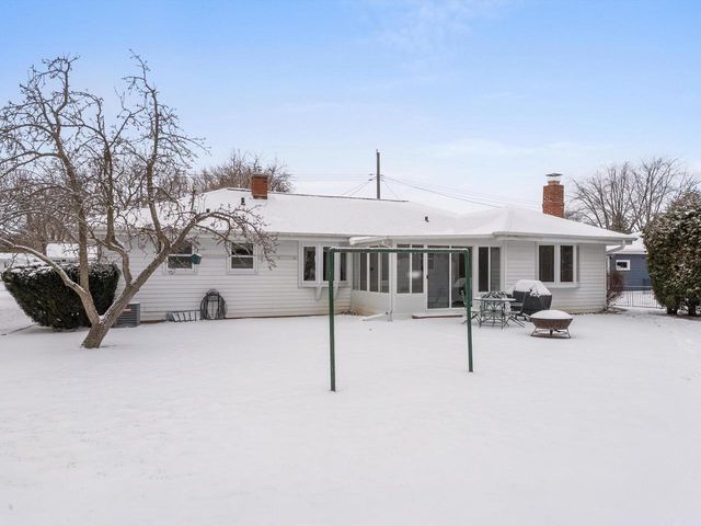 2136 Richmond AVENUE, Manitowoc, WI 54220