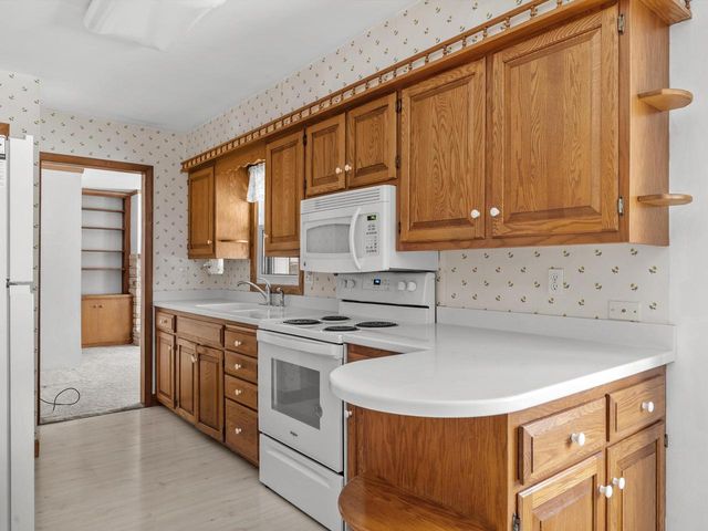 2136 Richmond AVENUE, Manitowoc, WI 54220