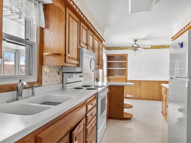 2136 Richmond AVENUE, Manitowoc, WI 54220