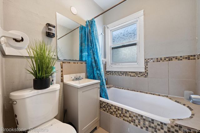 15560 La Salle Boulevard, Detroit, MI 48238