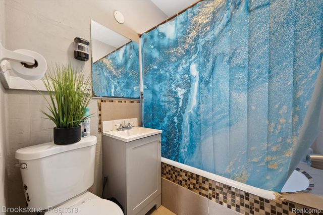 15560 La Salle Boulevard, Detroit, MI 48238