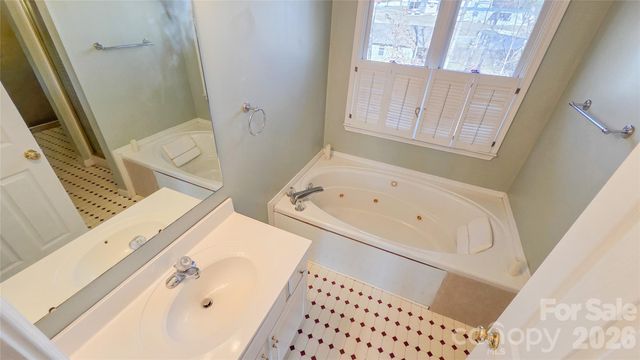 28 Sweetbriar Court, Asheville, NC 28803