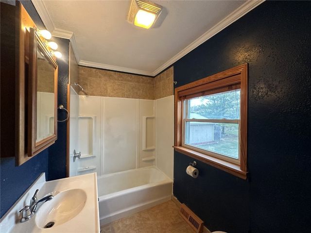 259 27th Avenue SW, Cedar Rapids, IA 52404