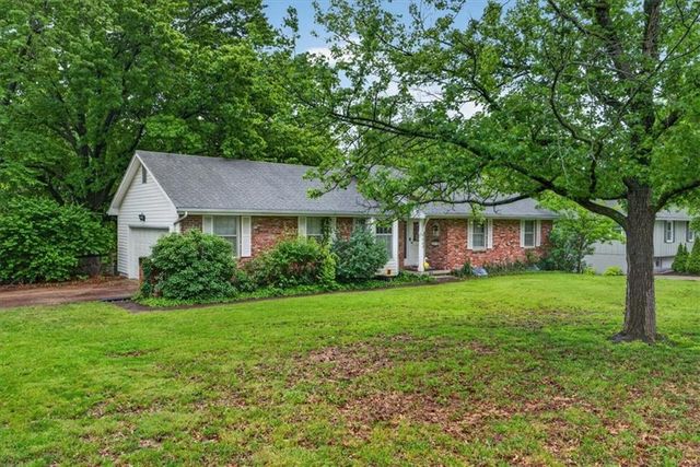 413 SW SUNSET Drive, Lee's Summit, MO 64081