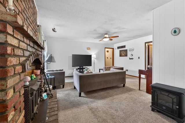 413 SW SUNSET Drive, Lee's Summit, MO 64081
