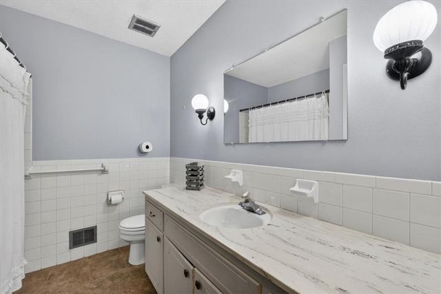 413 SW SUNSET Drive, Lee's Summit, MO 64081