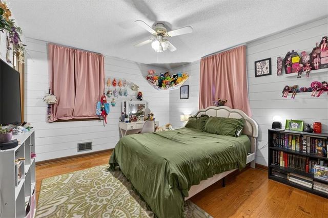 413 SW SUNSET Drive, Lee's Summit, MO 64081