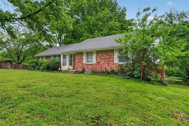 413 SW SUNSET Drive, Lee's Summit, MO 64081