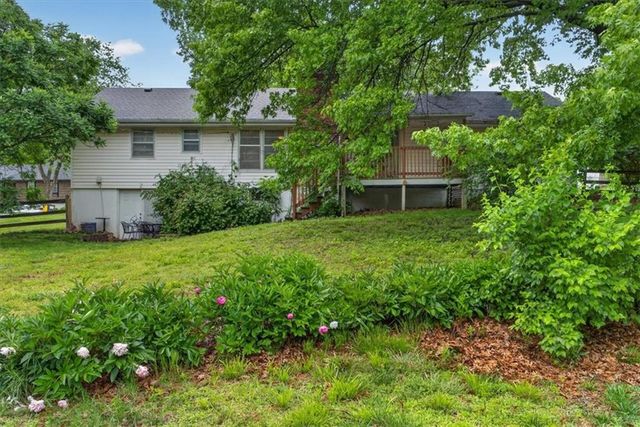 413 SW SUNSET Drive, Lee's Summit, MO 64081