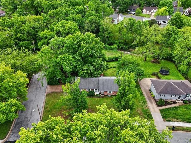 413 SW SUNSET Drive, Lee's Summit, MO 64081